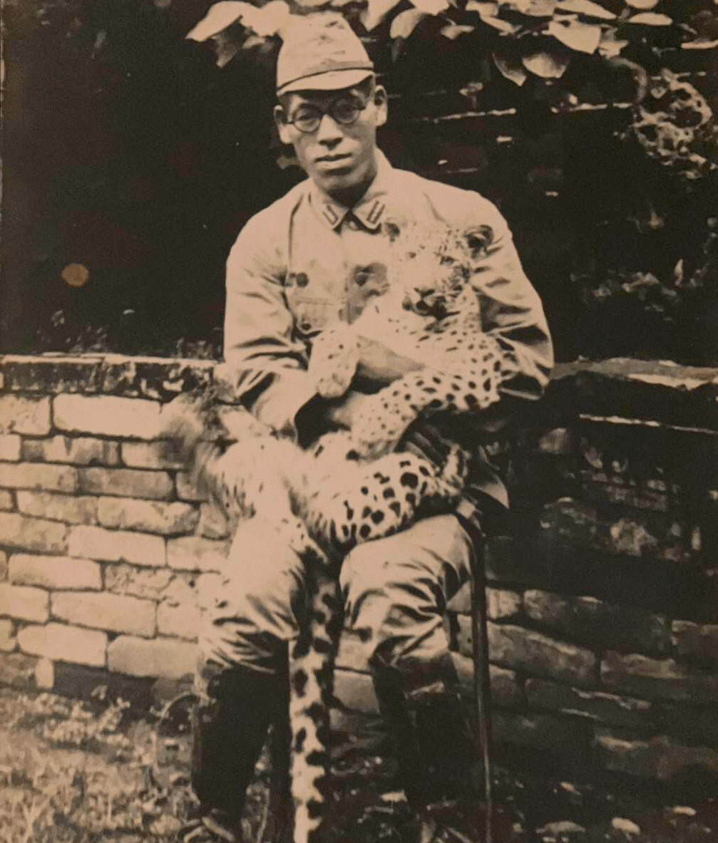 兵士とヒョウの写真2