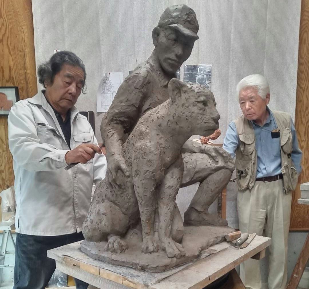 ハチと兵士の像の制作の様子